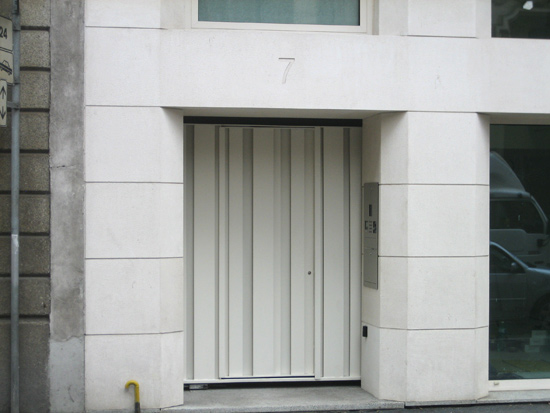 Cancello ad anta con ingresso pedonale, tipologia fascioni verticali