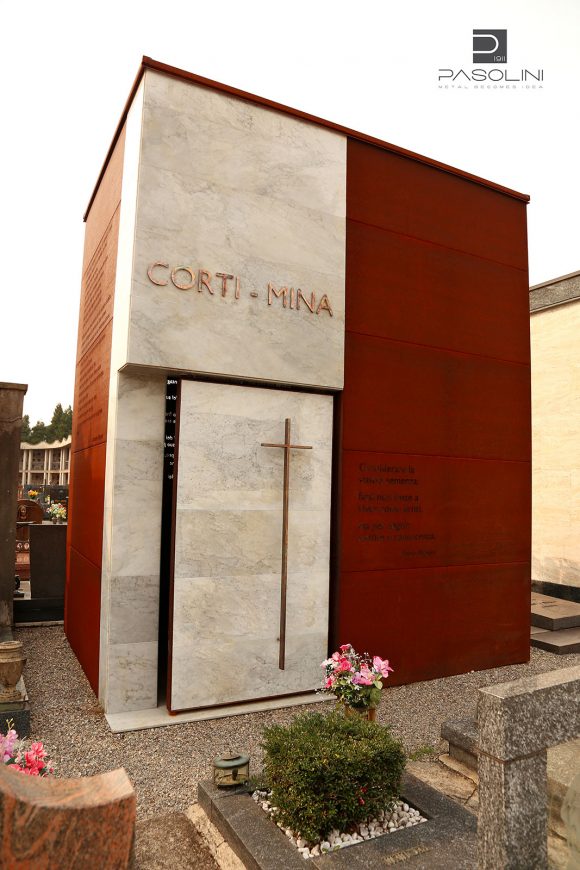 Cappella in cemento armato con rivestimento corten e marmo